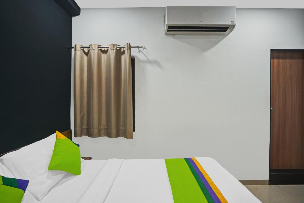 Treebo Wow, Surat Station Hotel Екстериор снимка